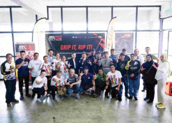 LARRY Yap Eng Keong (belakang sembilan dari kiri) bersama wakil West Nusa Adventure Tour, Fellicia Suadika bergambar bersama   peminat motosikal dan sukan motocross pada pelancaran pakej pelancongan ke Pulau Sumbawa dan Lombok bagi menjayakan acara MX-GP Indonesia 2023 di Route 77 Petaling Jaya baru-baru ini.