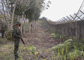 ANGGOTA tentera berkawal di sepanjang tembok sempadan Thailand-Malaysia di daerah Betong, Yala. - AGENSI