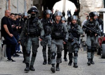 POLIS Israel melakukan rondaan di hadapan pintu masuk utama Masjid Al-Aqsa ketika penduduk Palestin menunggu untuk memasuki tapak suci itu. – AFP