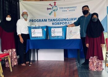 PENGURUS Operasi Wilayah Negeri Sembilan SWM Environment, Tee Wei Ming (dua dari kanan) menyerahkan sumbangan kepada Pengerusi Pertubuhan Anak Yatim dan Miskin Perempuan Mawarku, Suardi Sawai Canon (dua dari kiri) pada program SWM Kasih Santun Ramadan di Seremban, semalam.-UTUSAN/AFIFI HAFIZ MOHD. NOR