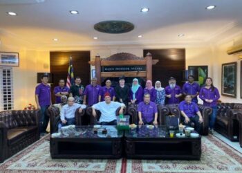 RADUAN Che Rose (depan, tiga dari kanan) bersama kepimpinan CILTM pada program iftar di Majlis Profesor Negara dekat Putrajaya semalam. - UTUSAN/AMREE AHMAD