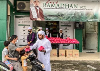 MOHD. Khairulnizam Abd. Ghani menyerahkan bungkusan makanan untuk berbuka puasa kepada golongan asnaf secara percuma di hadapan pejabat Pertubuhan Amal Kebajikan Ar-Rasyid dekat Kampung Sungai Udang, di Klang, Selangor. – UTUSAN/ZULFADHLI ZAKI