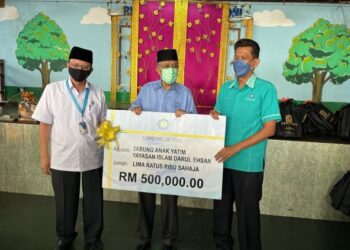 ABDUL Aziz Mohd. Yusof (tengah) dan Ahmad Shahir (kiri) menyerahkan sumbangan Geran Tahunan Anak Yatim Tahun 2022 kepada YIDE dan Agihan Bubur Lambuk bersama Jabatan Hal Ehwal Islam Selangor di Paya Jaras, di Shah Alam, Selangor, hari ini.