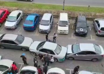 KEJADIAN menyebabkanb tiga buah kenderaan dilanggar semasa cubaan lari daripada serbuan pihak polis.