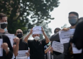 PROTES yang dilakukan oleh doktor kontrak Hospital Sultanah Nur Zahirah, Terengganu pada tahun lalu. SPA memaklumkan akan meneliti semula permohonan doktor kontrak tersebut selepas permohonan kumpulan itu dikatakan ditolak kerana isu teknikal. - UTUSAN/PUQTRA HAIRRY