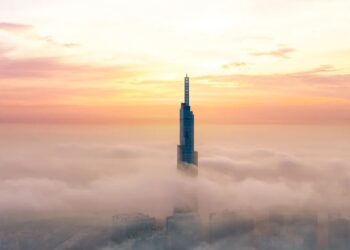 HOTEL Vinpearl Landmark 81 yang terletak di bandar Ho Chi Minh mula dibuka kepada pengunjung. - AGENSI 