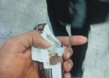 WANITA ditegur penumpang lain kerana berbuka puasa dengan makanan ringan dalam tren MRT. - AGENSI 