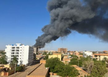 KEPULAN asap hitam kelihatan di ruang udara bangunan berhampiran kawasan lapangan terbang di Khartoum, Sudan. - AFP 