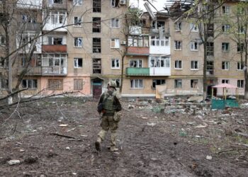TENTERA Ukraine memantau kawasan berhampiran bangunan kediaman yang musnah akibat serangan udara Russia, di bandar Bakhmut, wilayah Donetsk. - AFP