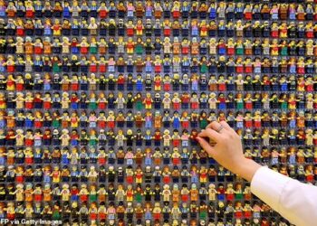 UNIVERSITI Cambridge menawarkan kelas membina blok permainan Lego kepada pelajar yang tertekan. - AFP 