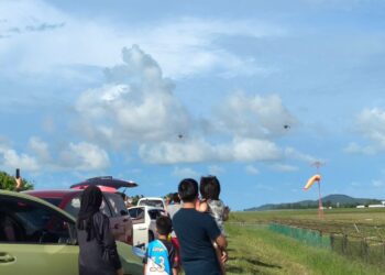 ORANG ramai tidak melepaskan peluang untuk melihat latihan pertunjukan pesawat di Jalan Kuarters LTAL di Langkawi. -UTUSAN/NUR AMALINA AZMAN