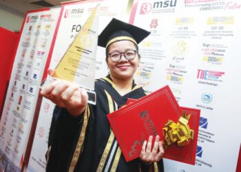 DR. Danielle Valerinna Anak Charles menunjukkan piala diterimanya selepas dinobat sebagai penerima Anugerah Pingat Emas Canselor pada pada Majlis Konvokesyen MSU ke-31, di Shah Alam, Selangor, hari ini. - UTUSAN / AFIQ RAZALI