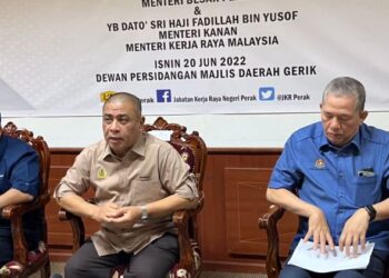 SAARANI Mohamad (kiri) dan Fadillah Yusof pada sidang akhbar sempena lawatan kerja dan tinjauan kerosakan jalan di Jalan Persekutuan FT004, Lebuhraya Timur Barat Gerik – Jeli dekat Gerik hari ini.  - UTUSAN/LIYANA RAMLI