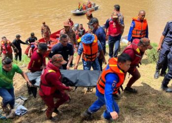 MANGSA terakhir ditemukan lemas di Sungai Moyog, Penampang pagi tadi.-IHSAN BOMBA