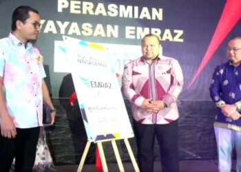 ZULKARNAIN Endut (tengah) merasmikan Yayasan Emraz sempena ajlis Makan Malam Gala Emraz 2022 di Putrajaya. - UTUSAN/AMREE AHMAD