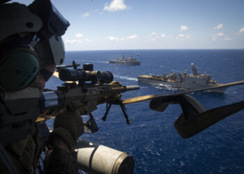 ANGGOTA Tentera Laut Amerika Syarikat bersama senapang separa automatik M1110 ketika berkawal dalam latihan operasi maritim di atas kapal USS Germantown di Laut Filipina, Jun lalu. Latihan itu sebagai tindak balas mempertahankan kestabilan di rantau Indo-Pasifik. –  U.S MARINE CORPS/CPL. KARIS MATTINGLY