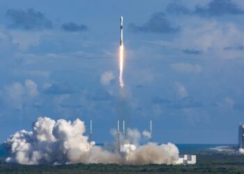 ROKET Falcon 9 yang membawa satelit ANASIS-II berlepas dari Stesen Tentera Udara Cape Canaveral di Florida, Amerika Syarikat. - AFP