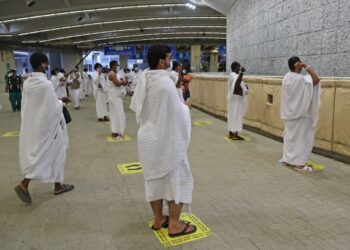 JEMAAH haji melakukan rukun melontar jamrah di Mina. – AFP