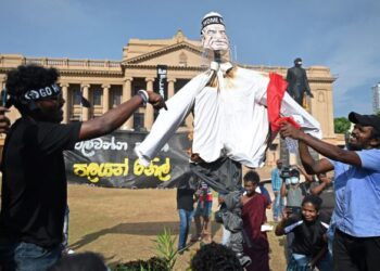 PENUNJUK perasaan membakar patung Ranil Wickremesinghe ketika protes di hadapan
sekretariat bangunan presiden di Colombo, Sri Lanka. - AFP