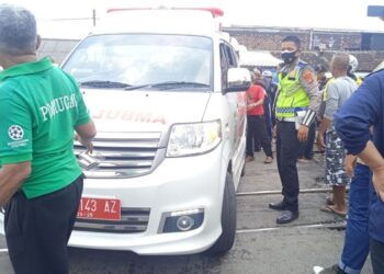 MANGSA yang maut di tempat kejadian dibawa menaiki ambulans ke hospital di Bandar Lampung.-KOMPAS