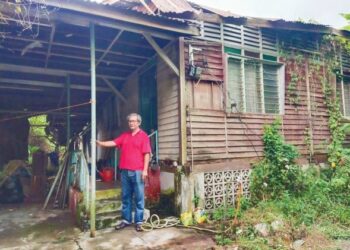 KEADAAN rumah didiami Mansor Mohd. Tahir yang berada dalam keadaan sangat daif di Ampangan, Seremban. - UTUSAN/NOR SHAFAWATI YUP