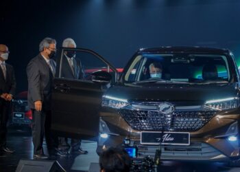 ISMAIL Sabri Yaakob menaiki Perodua Alza serba baharu selepas majlis pelancarannya di Pusat Konvensyen Kuala Lumpur (KLCC), semalam. – UTUSAN/FARIZ RUSADIO