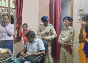 ENAM suspek berjaya ditahan selepas membina balai polis palsu bagi memeras ugut orang ramai.-AGENSI