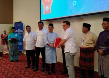 SULAIMAN Md. Ali (empat dari kanan) menyerahkan watikah kepada wakil Dewan Undangan Negeri (DUN) Klebang pada Majlis Penyampaian Watikah JPKK Negeri Melaka di Seri Negeri, Ayer Keroh, Melaka. - UTUSAN/MUHAMMAD SHAHIZAM TAZALI