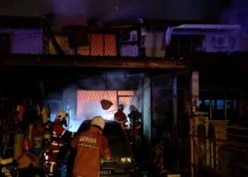 KEBAKARAN yang mengakibatkan tiga mangsa rentung di Taman Rajawali, Sandakan semalam.