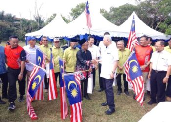 ISMAIL SABRI Yaakob (tengah) hadir pada Program Jom Masuk Kampung dan Hari Potensi Kemas Daerah Bera 2022 di Felda Triang 3 di Bera,  Pahang.  -  AZIZAH SHAFIEI