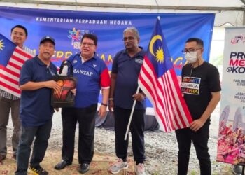 TENGKU Adnan Tengku Mansor (tiga dari kanan) menyampaikan sumbangan kepada penduduk Putrajaya sempena Program Merdeka@Komuniti di Myfarm Outlet, Presint 7, Putrajaya. - UTUSAN/MOHD HUSNI MOHD NOOR