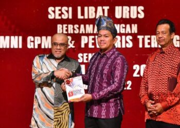 MOHD. Shahar Abdullah (tengah) menerima buku 'Koleksi Esei 5 Prinsip Rukun Negara' daripada Presiden Alumni GPMS, Datuk Syed Anuar Syed Mohamad (kiri) pada Sesi Libat Urus Bersama Alumni GPMS dan Pewaris sempena Jelajah Bajet 2023 di Kuala Terengganu, semalam.