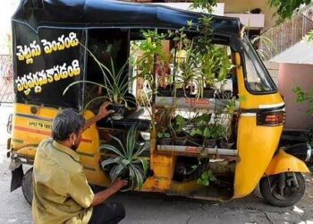 KOMPALA Babu menghiasi kenderaan roda tiga dengan pelbagai jenis anak pokok. – AGENSI