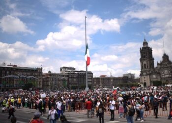ORANG ramai berkumpul di dataran Zocalo selepas gempa bumi melanda Mexico City. - AFP