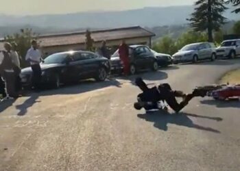 TANGKAP layar menunjukkan lelaki itu tercampak dari motor lasak ditunggangnya ketika membuat penampilan dramatik pada majlis perkahwinannya. - TWITTER 