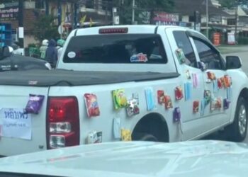 TANGKAP layar pikap berwarna putih yang dihiasi dengan pelbagai pek makanan ringan dan pelitup muka. - TIKTOK 