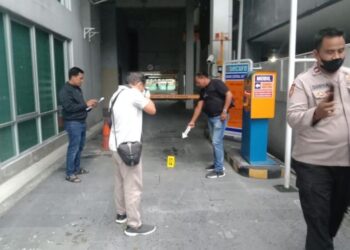POLIS menandakan lokasi mangsa terjatuh dari tingkat tiga Hotel Grand Central di Riau. -AGENSI