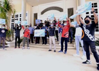 AMINUDDIN Harun bersama penghantar makanan selepas melancarkan Skim Takaful Tabah 2021 kepada golongan penghantar makanan di Seremban hari ini.-UTUSAN/MOHD. SHAHJEHAN MAAMIN