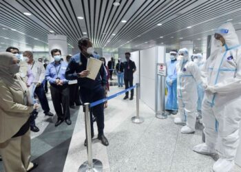 Caption: 
KHAIRY Jamaluddin melawat proses wajib bagi pelancong yang tiba dari luar negara di KLIA, Sepang. - UTUSAN/FAISOL MUSTAFA