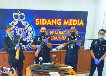 SIMIUN Lomudin (dua kiri) menunjukkan hasil rampasan senjata api buatan sendiri dalam serbuan di Ranau, baru baru ini.