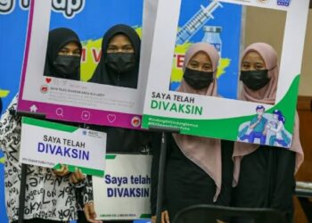 PASANGAN kembar, dari kanan, Nur Aina Dayana Mohd. Akmal dan Nur Aida Dayana Mohd. Akmal  bersama sepasang lagi kembar, Wan Anis Farhana Zainol Abidin dan Wan Anis Farhani Zainol Abidin selepas menerima suntikan vaksin dos pertama pada program vaksin untuk remaja/pelajar di PPV  Dewan Tunku Putra Kuala Nerang, Padang Terap hari ini.
- UTUSAN/ SHAHIR NOORDIN