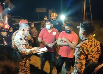 ANGGOTA bomba dan penyelamat mengambil maklumat mangsa yang berjaya diselamatkan selepas terkandas dalam cuaca gelap ketika beriadah di Bukit Besar, Kulim malam semalam.