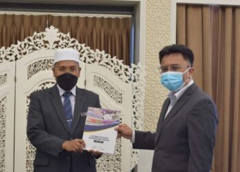 LUKMAN Sheriff menyerahkan Laporan Sulung Islamofobia MACSA kepada Idris Ahmad di pejabatnya, di Putrajaya.
