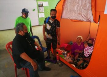 PENGERUSI Alumni Belia 4B Kuala Selangor, Afendy Mohd.Dahlan (kiri) berbual dengan Thumy Jawi Mustan (dua dari kanan) di PPS Sekolah Kebangsaan Rantau Panjang, di sini hari ini. - UTUSAN / ABDUL RAZAK IDRIS