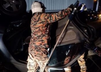 ANGGOTA bomba mengeluarkan mangsa yang terlibat dalam kemalangan di Kilometer 86.1 Lebuhraya Utara-Selatan arah utara, berhampiran Ayer Hitam.