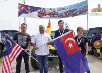 SUHAIRI HASHIM (dua dari kiri) melepaskan perlumbaan kendeaan lasak sempena FMJ 2022 di Iskandar Puteri.