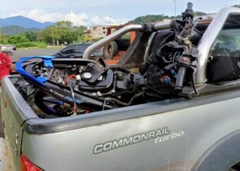 Keadaan motosikal  yang terlibat kemalangan  dengan sebuah kereta  di belakang sebuah kompleks beli-belah di Lembah Sireh di,Kota Bharu  semalam.