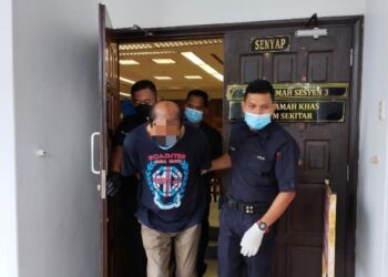 TERTUDUH diiring keluar anggota polis selepas dijatuhi hukuman penjara 426 tahun dan 240 sebatan oleh Mahkamah Sesyen, Ayer Keroh, Melaka semalam. – UTUSAN/MUHAMMAD SHAHIZAM TAZALI