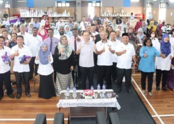 MAH Hang Soon (tengah) bersama  guru yang menerima sumbangan buku  sekolah di SMK Proton City, Tanjung Malim hari ini. - UTUSAN/MUHAMAD NAZREEN SYAH MUSTHAFA