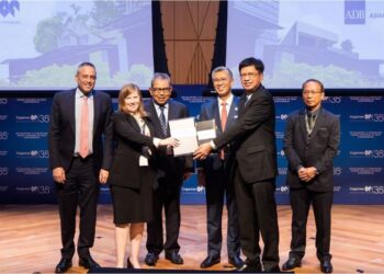 MENTERI Kewangan, Tengku Datuk Seri Zafrul Tengku Abdul Aziz menyaksikan majlis pertukaran dokumen kerjasama antara Cagamas dan Bank Pembangunan Asia di Kuala Lumpur, hari ini.